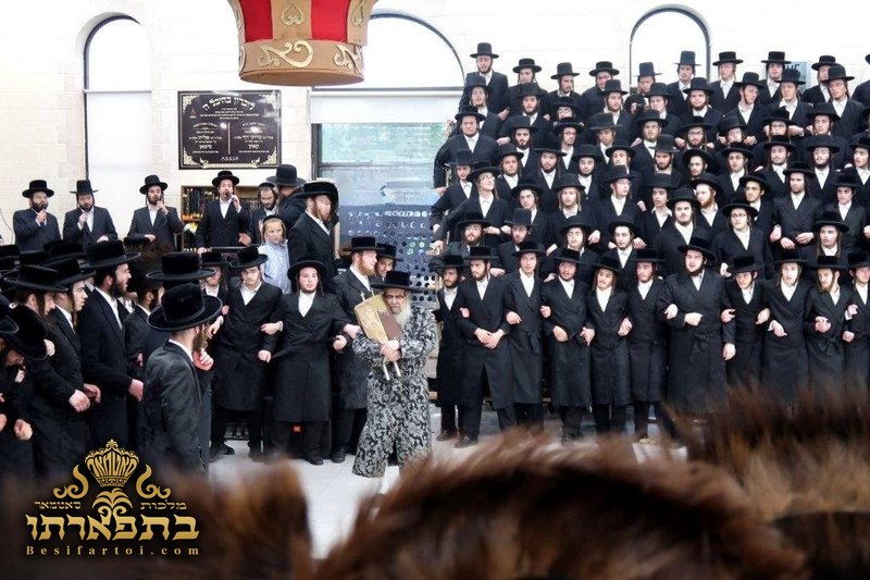 קרוין — הכנסת ספר תורה